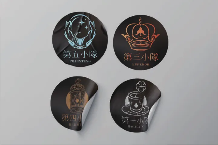 四張黑底小隊貼紙，分別是女祭司、皇帝、隱者與魔術師的圖樣